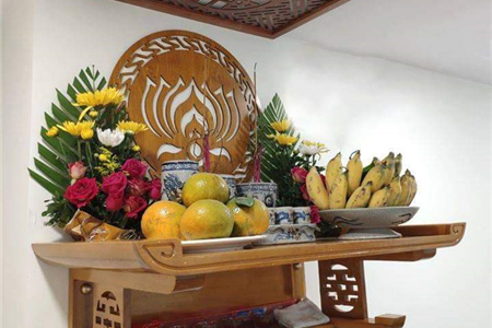 GỢI Ý CÁCH ĐẶT BÀN THỜ TREO TƯỜNG HỢP PHONG THỦY RƯỚC TÀI LỘC CHO GIA CHỦ