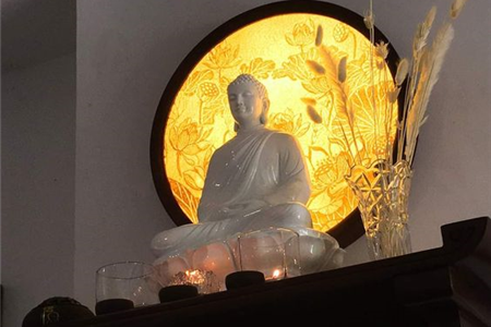 Ý NGHĨA CỦA TRANH TRÚC CHỈ HỌA TIẾT HOA SEN VỚI THIẾT KẾ PHÒNG THỜ