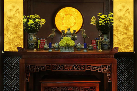 Ý nghĩa tranh đèn mica phòng thờ hoạ tiết trúc chỉ  trong không gian phòng thờ đẹp