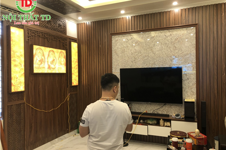 Làm vách ốp sau ban thờ và phòng khách đẹp với tông màu gỗ óc chó - Quán Toan - Hải Phòng