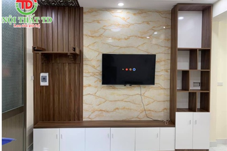 Vách kệ tivi vân gỗ óc chó kết hợp lam nhựa giúp phòng khách sang trọng và hiện đại