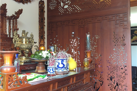 Làm vách ngăn phòng khách và phòng thờ hoạ tiết tranh tứ quý đẹp