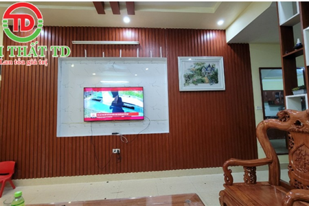 Làm vách trang trí phòng khách kết hợp kệ tivi mẫu sang trọng hiện đại